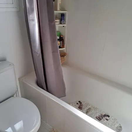 Luminoso Cerca De La Playa De Tossa de Mar