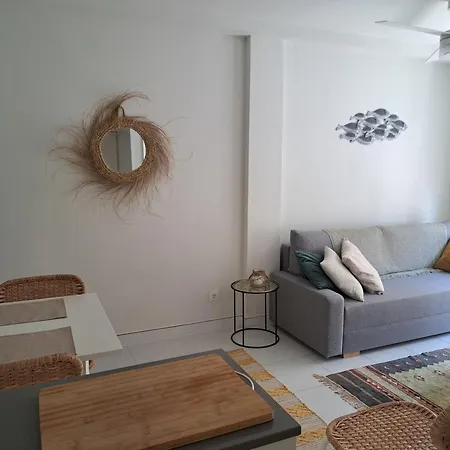 Luminoso Cerca De La Playa De Tossa de Mar